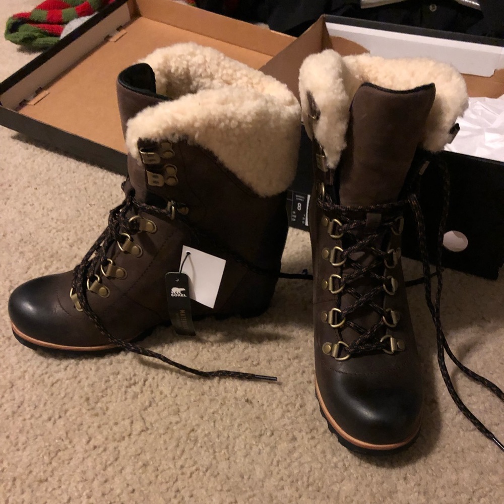 Sorel NIB conquest wedge shearling boot